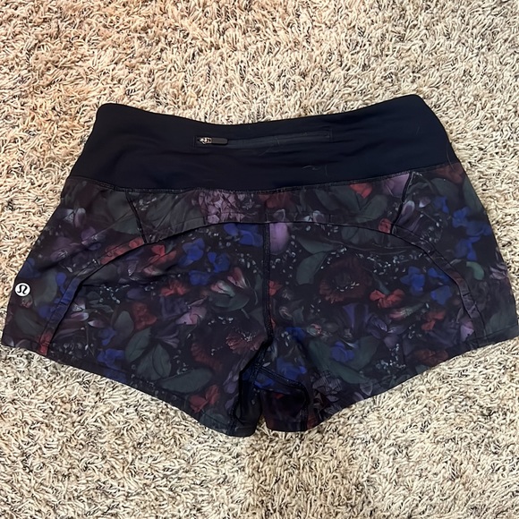 Lulu Lemon shorts size 4. - Picture 2 of 4